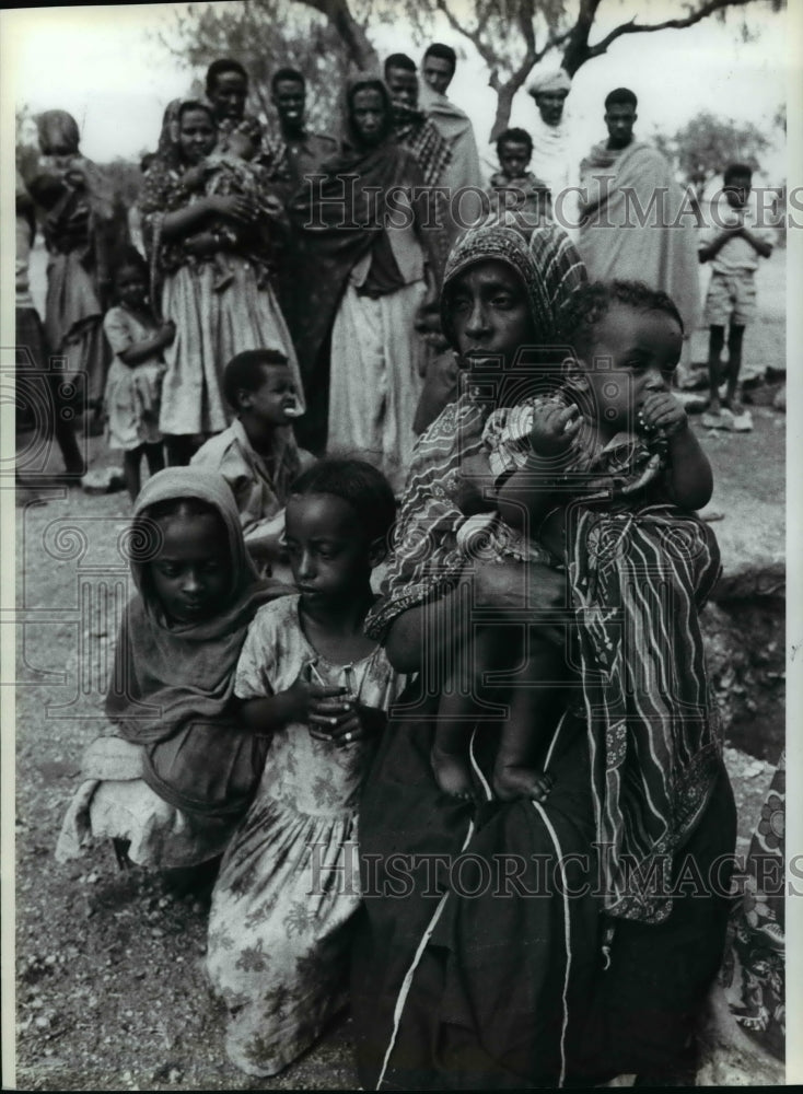 1991 Press Photo Refugees and their children refugee camp at Jijiga, Ethiopia - Historic Images