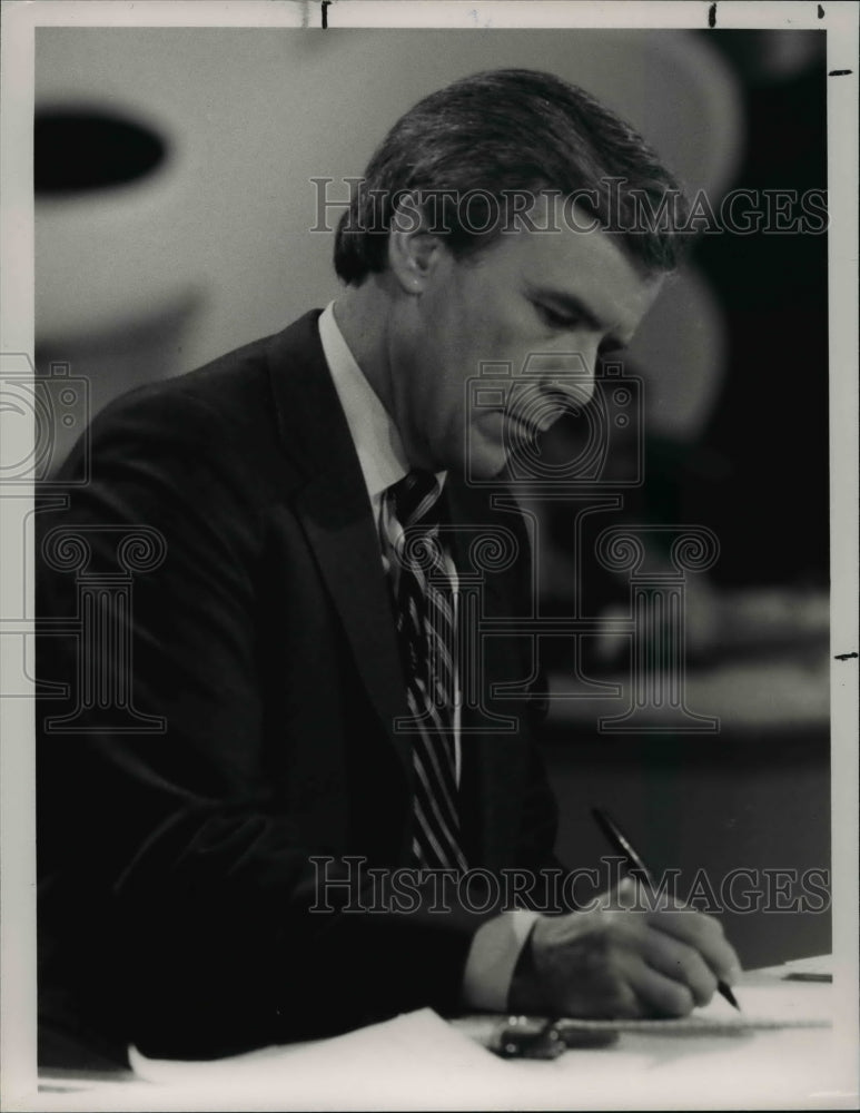 1988 Press Photo Tom Brokaw - NBC Anchor - Decision &#39;88 - cvb23986 - Historic Images