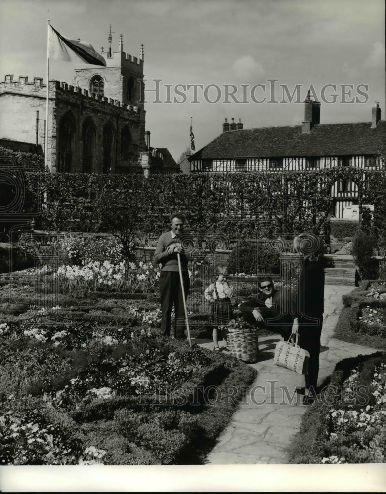 Press Photo Stratford On Avon-garden behind the New Place - cvb24025 - Historic Images