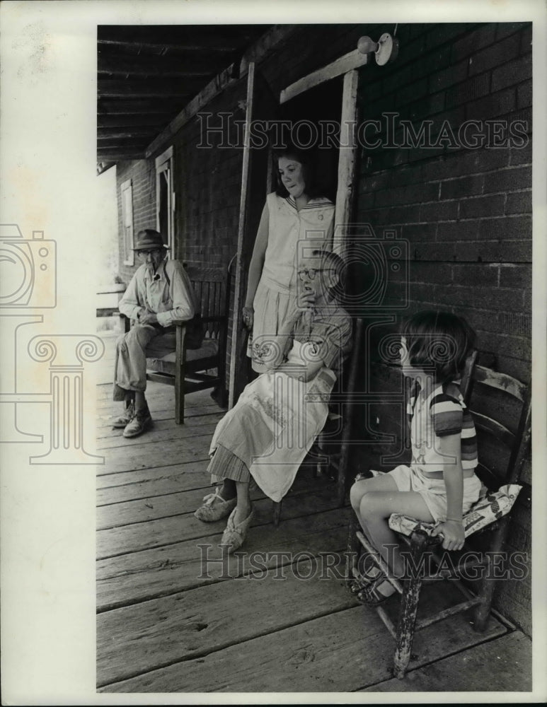 1965 Press Photo Dave Himes & wife Nancy living in poverty - cvb24134-Historic Images