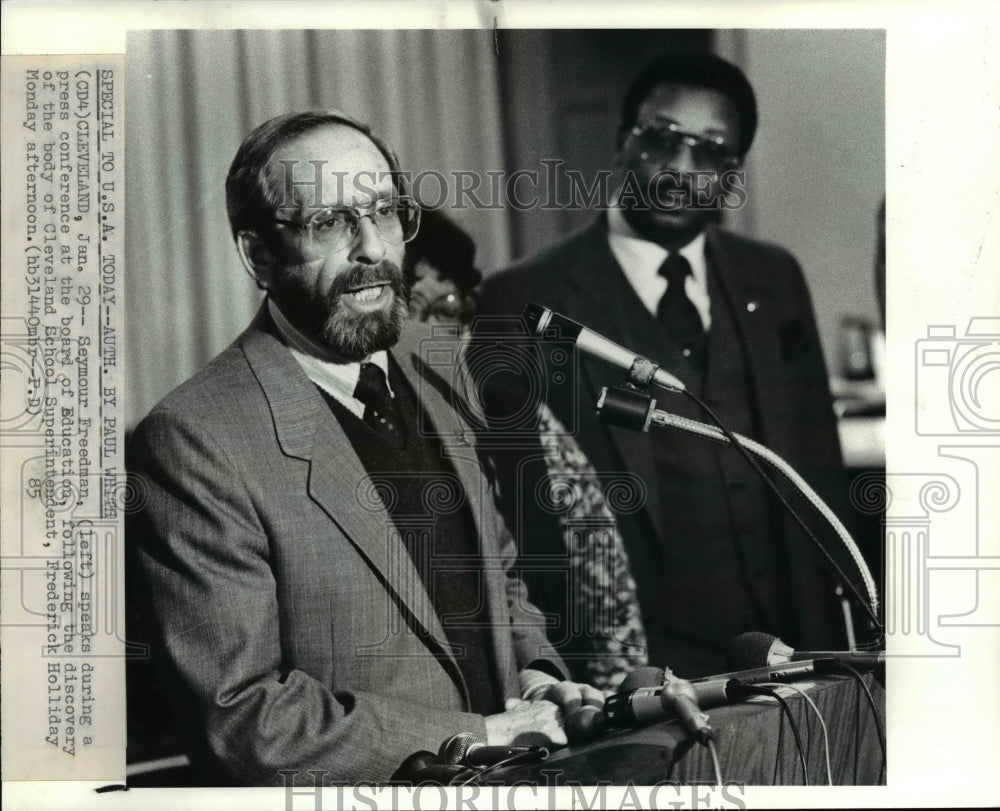 1985 Press Photo Seymour Freedman, Board of Education&#39;s press conference - Historic Images