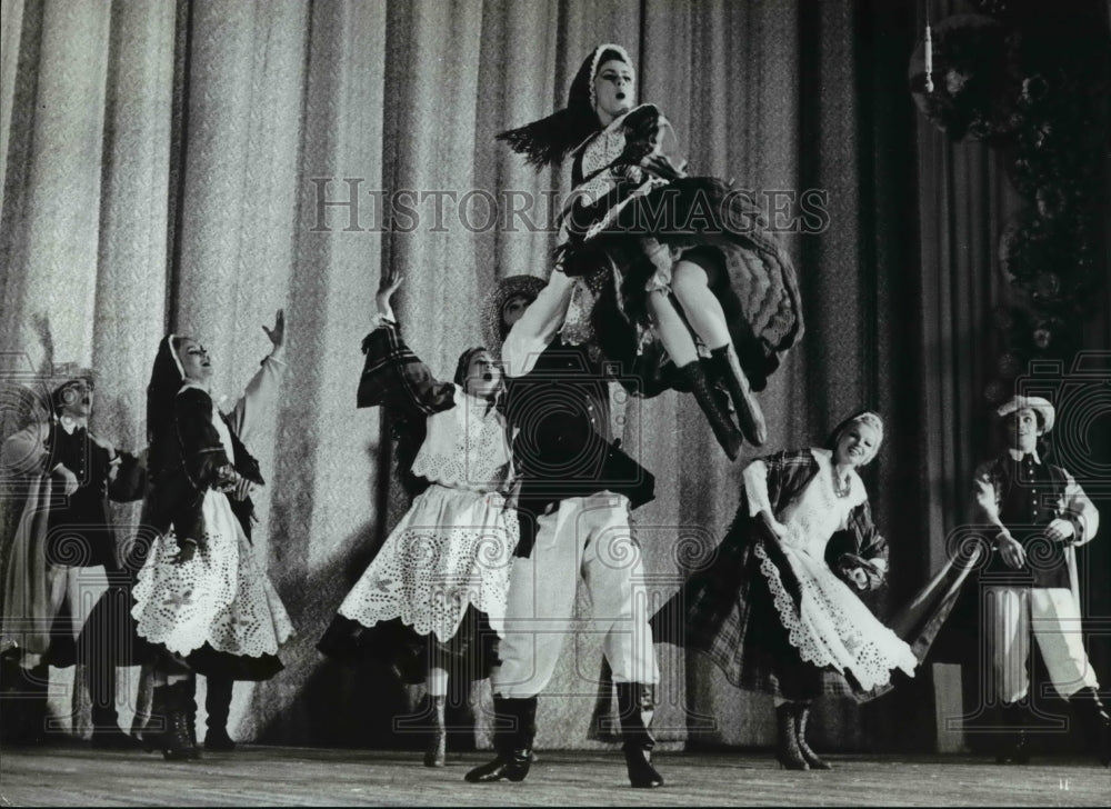 1976 Press Photo Mazowsze dance group - cvb24334 - Historic Images