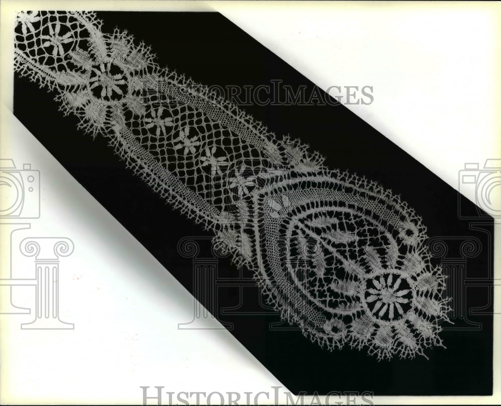 1987, Bobbin lace lappet - cvb24336 - Historic Images