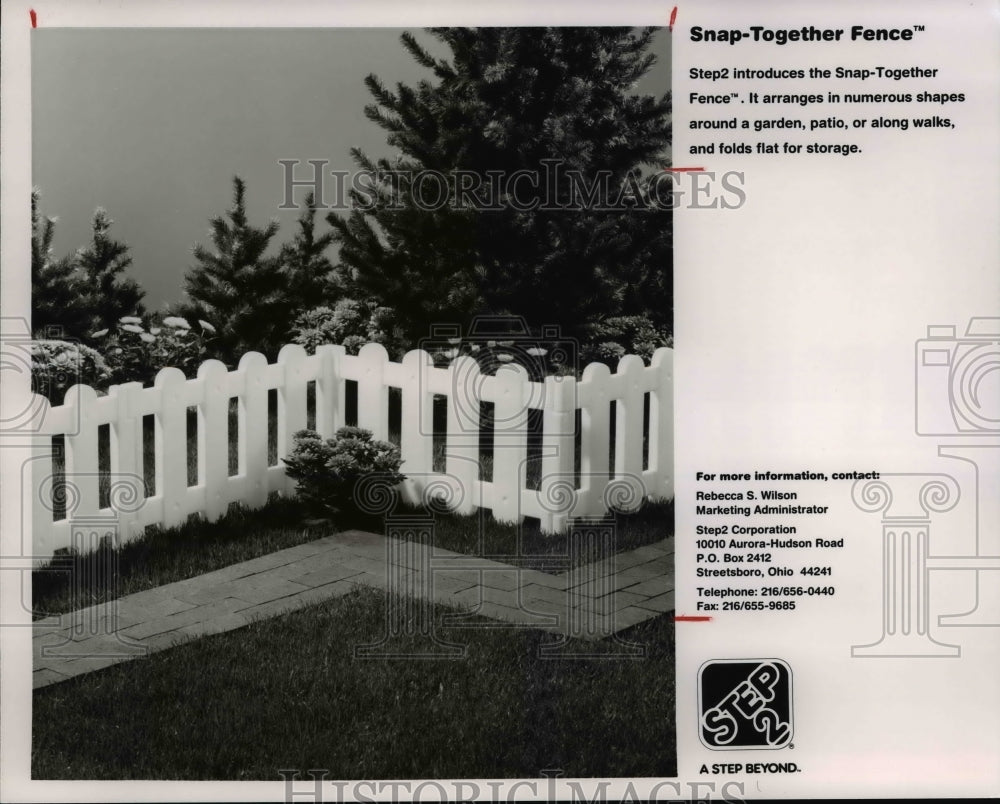 1995 Press Photo Snap Together Fence-Step2 - cvb24356 - Historic Images