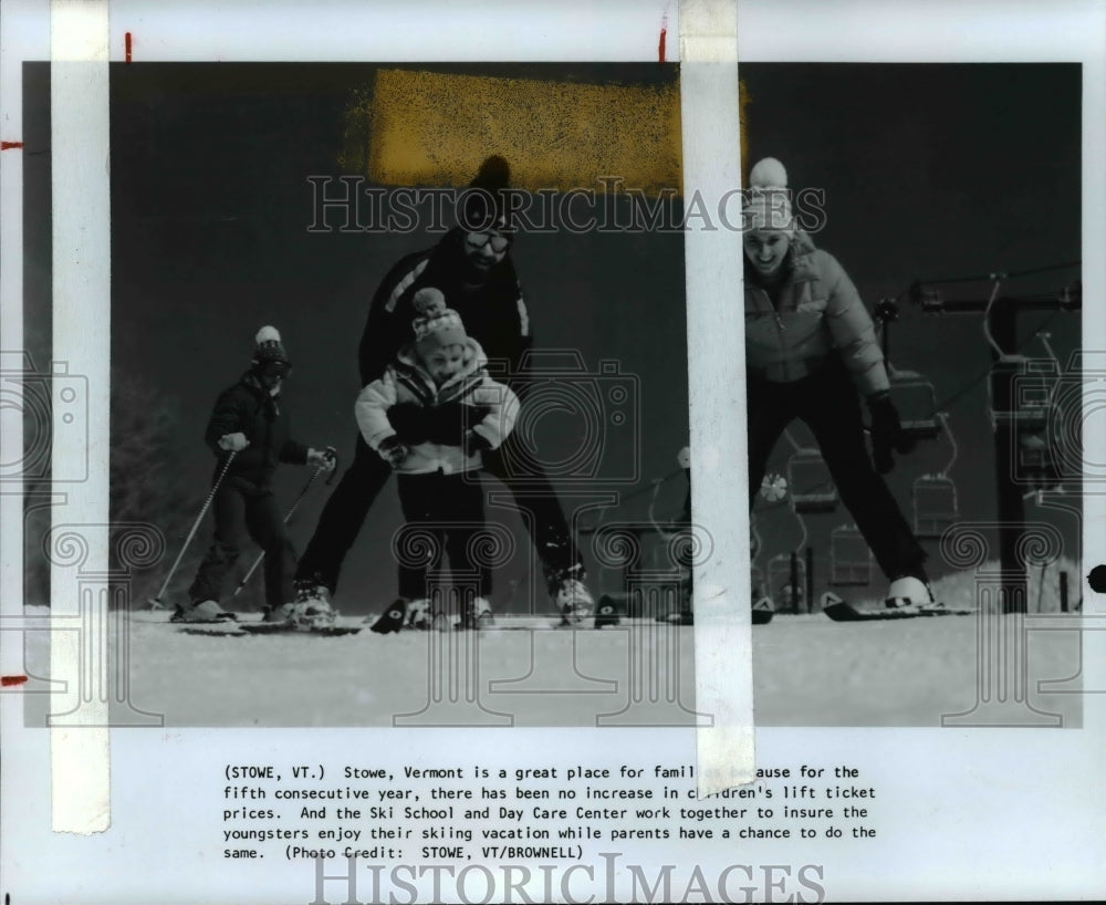 1986 Press Photo Family Skiing In Stowe Vermont - cvb24430 - Historic Images