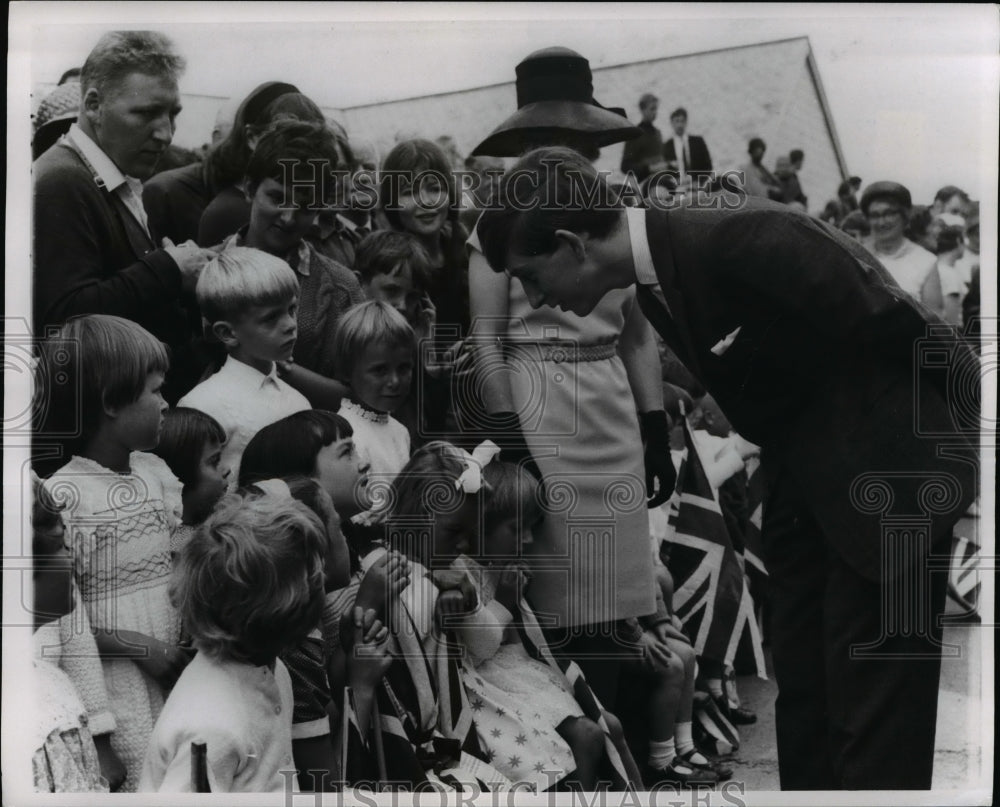 1969 Press Photo: Prince Charles speaks to children on Scilly Islands-Historic Images