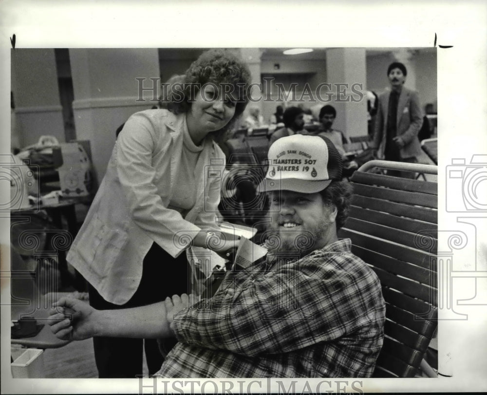 1984 Press Photo Kenneth Coan Jr. donates blood to Red Cross in Cleveland Ohio. - Historic Images