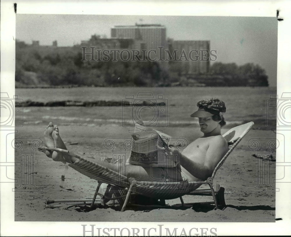 1988 Press Photo: Mark Straub takes in the sun at Edgewater Beach - cvb24514 - Historic Images