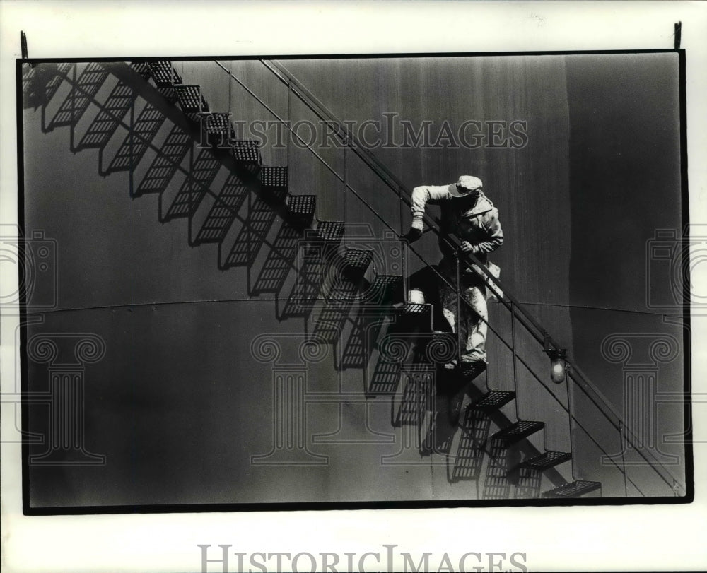 1985 Press Photo: John Dancy painting at the Cleveland Electric Illuminating Co. - Historic Images