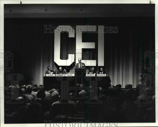 1984 Press Photo: CEI Board Chairman Robert M. Ginn addresses shareholders - Historic Images