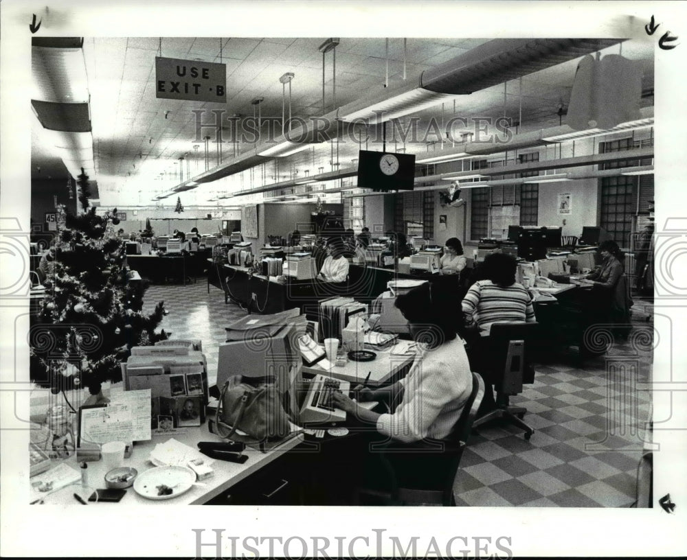 1985 Press Photo: CEI - People working the holiday week. - cvb24535 - Historic Images