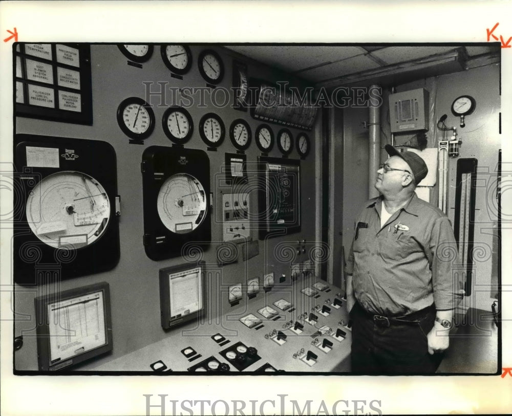 1980 Press Photo: Louis Protzman at Cleveland Electric Illuminating Co. - Historic Images