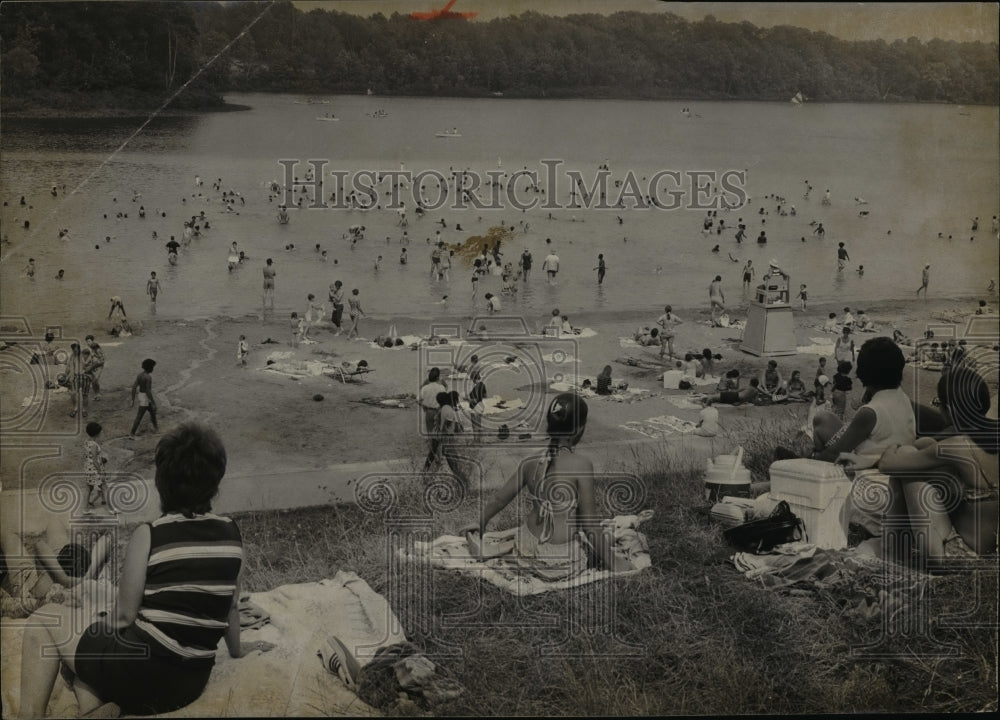 1971 Press Photo Punderson Lake Crowd Shot - cvb24580 - Historic Images