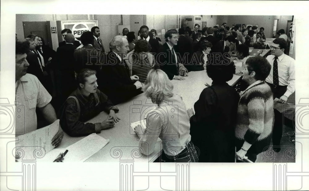 1984 Press Photo Cuyanoga County Board Of Elections Filing Deadline - cvb24585 - Historic Images