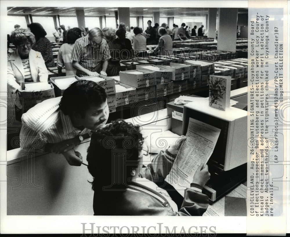 1987 Press Photo Ben Lutenberg and Lucy Courey Kincaid check names on petition - Historic Images