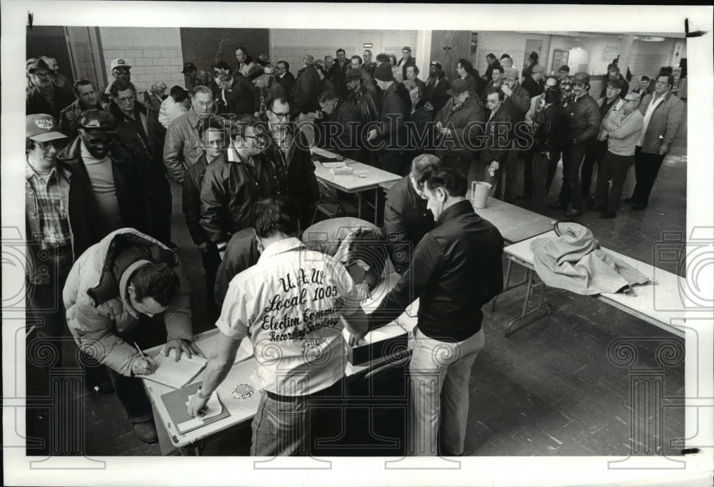 1982 Press Photo Auto Workers&#39; Labor Union - cvb24592 - Historic Images