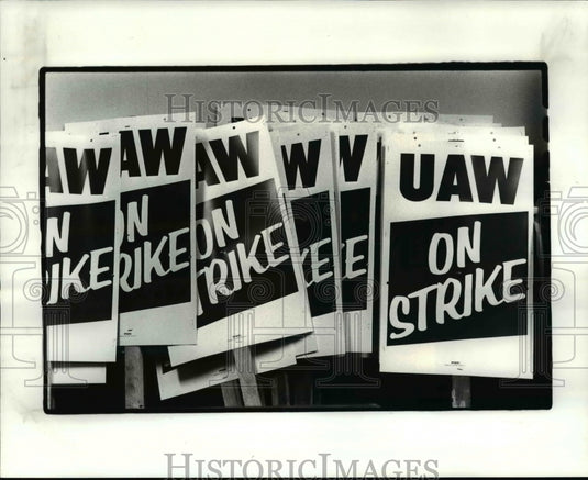 1984 Press Photo UAW strike signs await decision from the UAW hall - cvb24602 - Historic Images