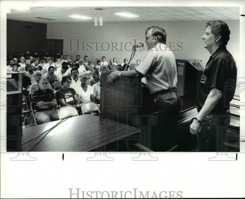 1988 Press Photo Lynn Nelson address UAW local 780 about moving to Tennessee - Historic Images