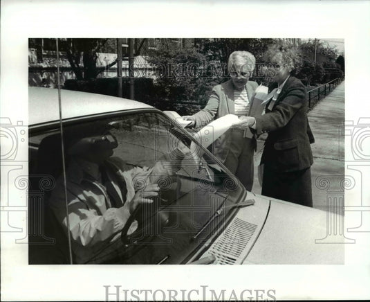 1983 Press Photo Roz Talisman and Mollye Braun have gripe with union - cvb24607 - Historic Images