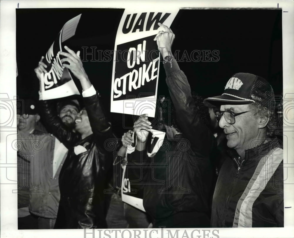 1985 Press Photo Mike Ulichnie and fellow UAW members on strike against Chrysler - Historic Images