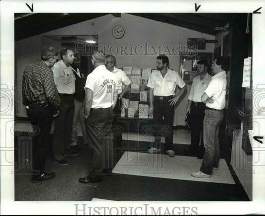 1987 Press Photo UAW Local 1250 VP Tony Fransetta delivers negotiation news - Historic Images