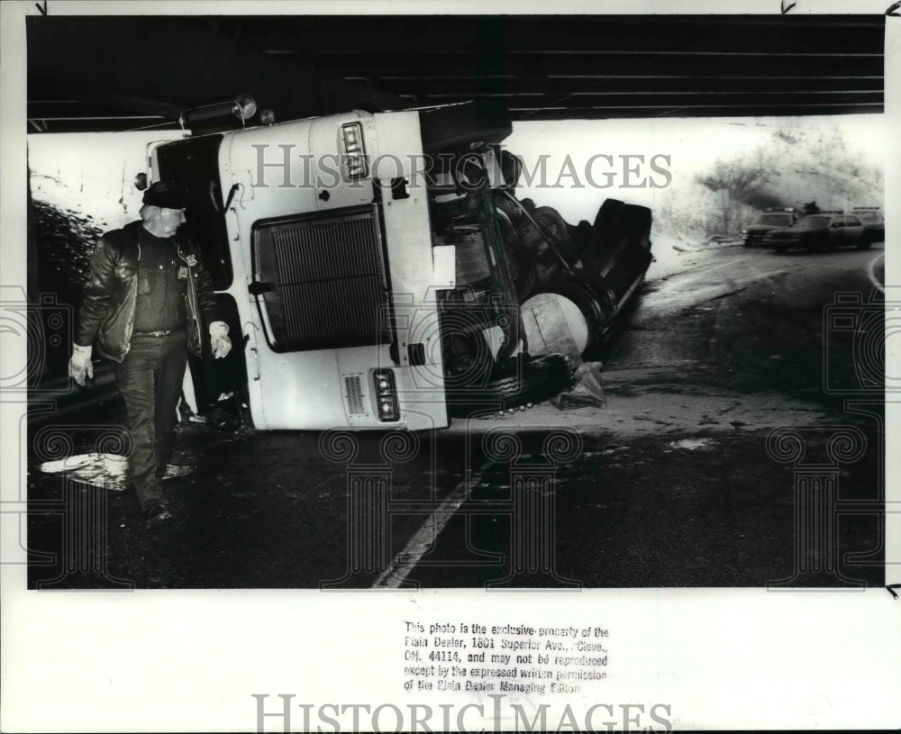 1988 Press Photo Bill Vokac, of the Cleveland police accident Investigation - Historic Images