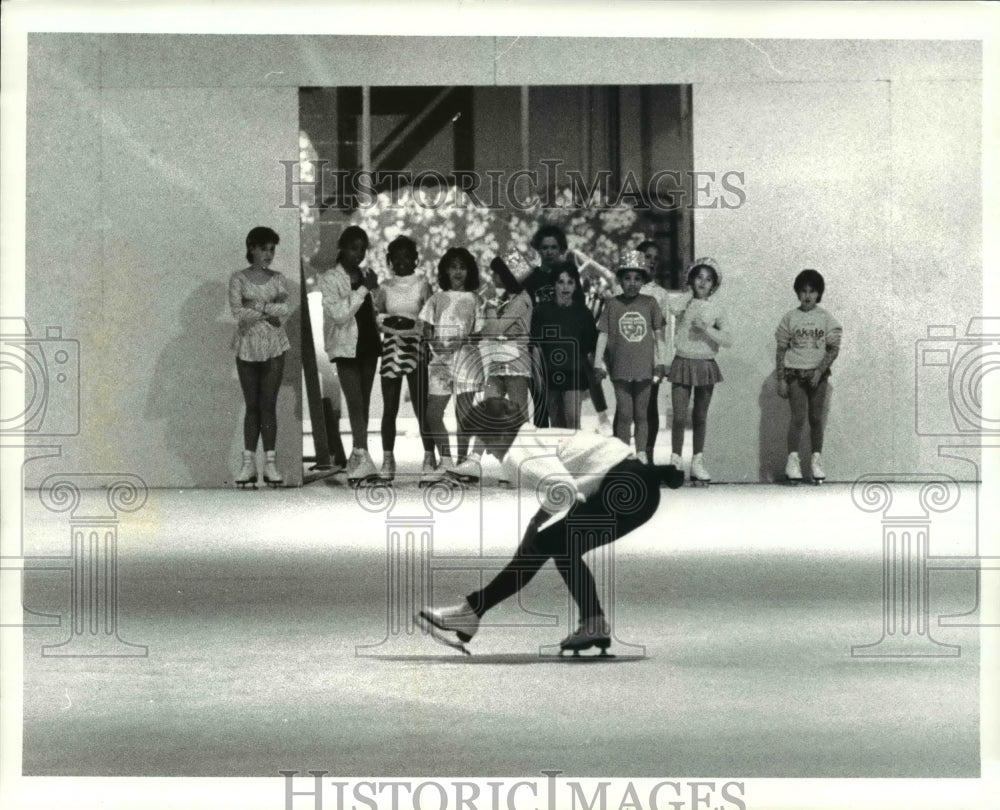 1985 Press Photo Fun N Games watch Tonia Kwiatkowski - cvb24622 - Historic Images