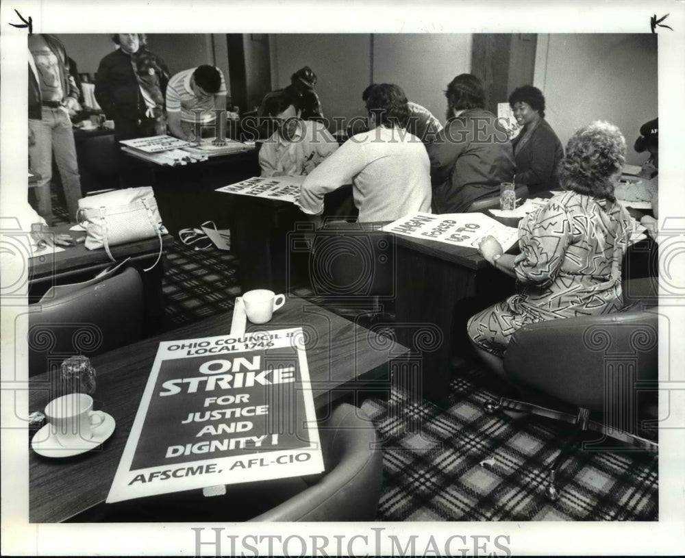 1985 Press Photo Cuyahoga Cty Welfare Workers Prepare for Strike - cvb24634 - Historic Images