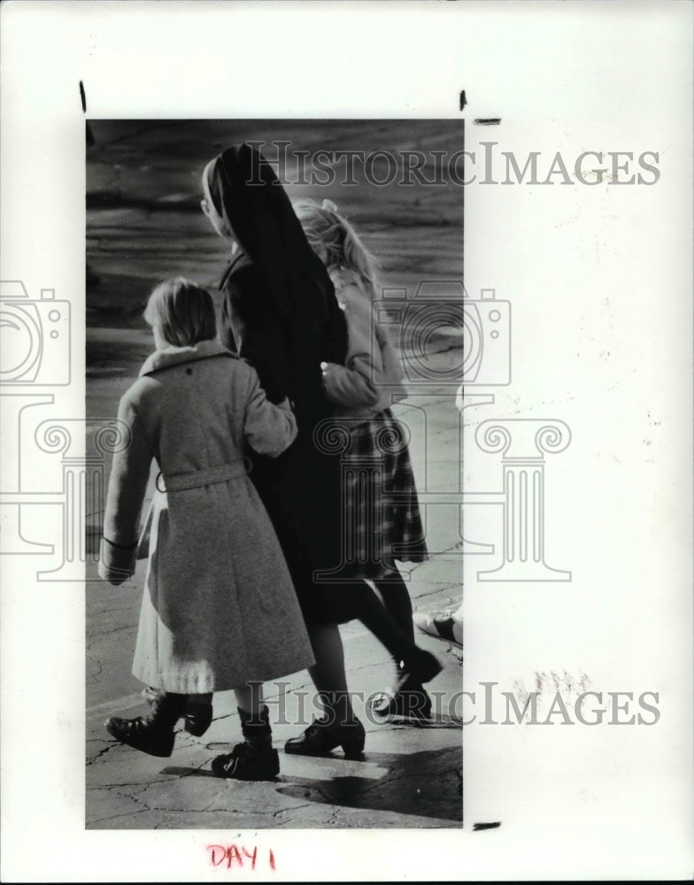 1989 Press Photo Children with the nun - cvb24671 - Historic Images