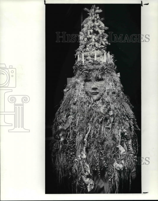 1989 Press Photo Santa Lucia-- one of Sally Price's face trees - cvb24698 - Historic Images