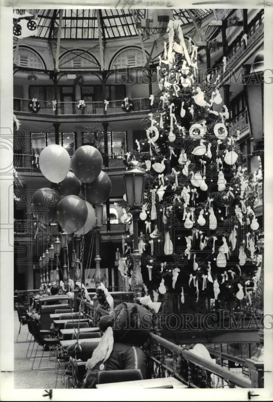 1983 Press Photo Christmas Decorations at the Old Arcade - cvb24699 - Historic Images