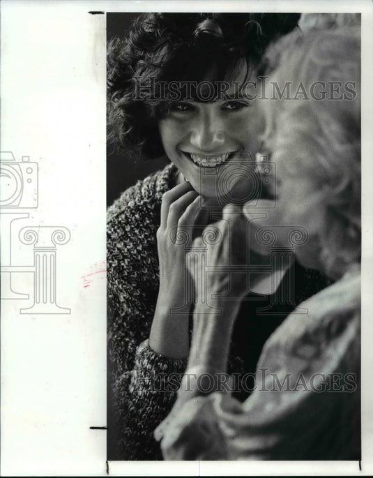 1986 Press Photo Kristin Horn-Our lady of Elms High School volunteers - Historic Images