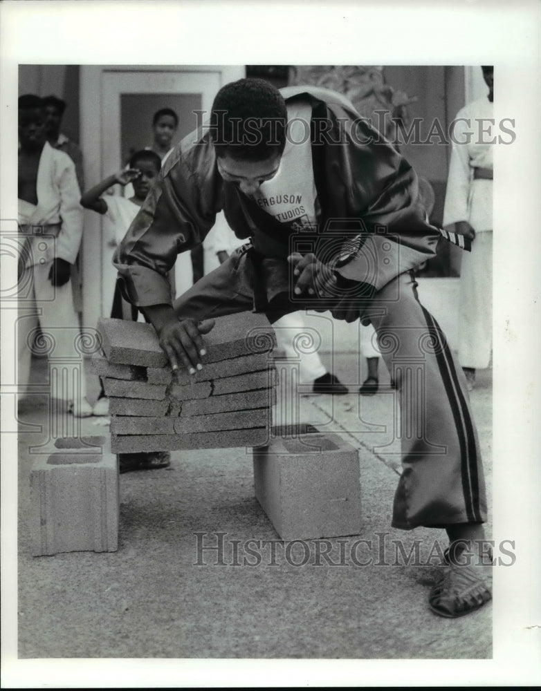 1986 Press Photo Ken Ferguson instructor of the Ken Ferguson Karate Club- Historic Images