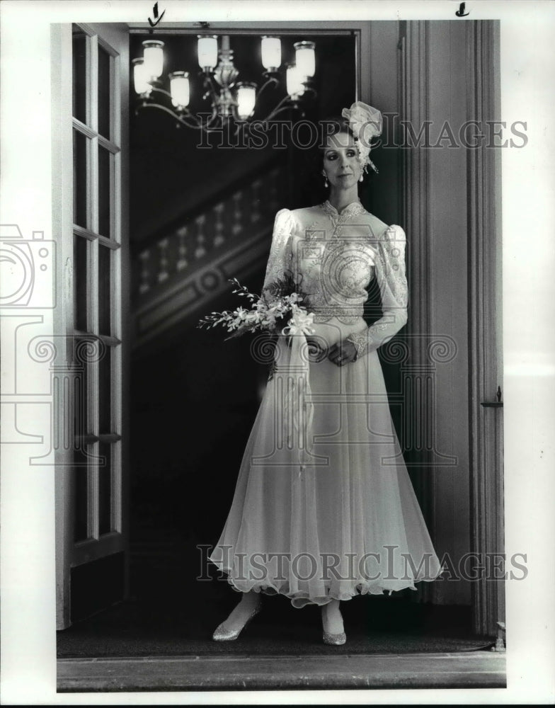 1986 Press Photo Bridal gowns for the woman over 35. Shot at the University Club - Historic Images