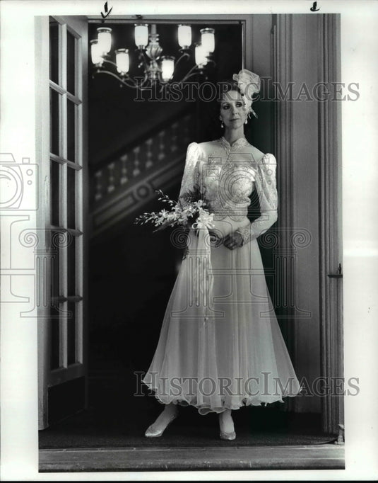 1986 Press Photo Bridal gowns for the woman over 35. Shot at the University Club - Historic Images
