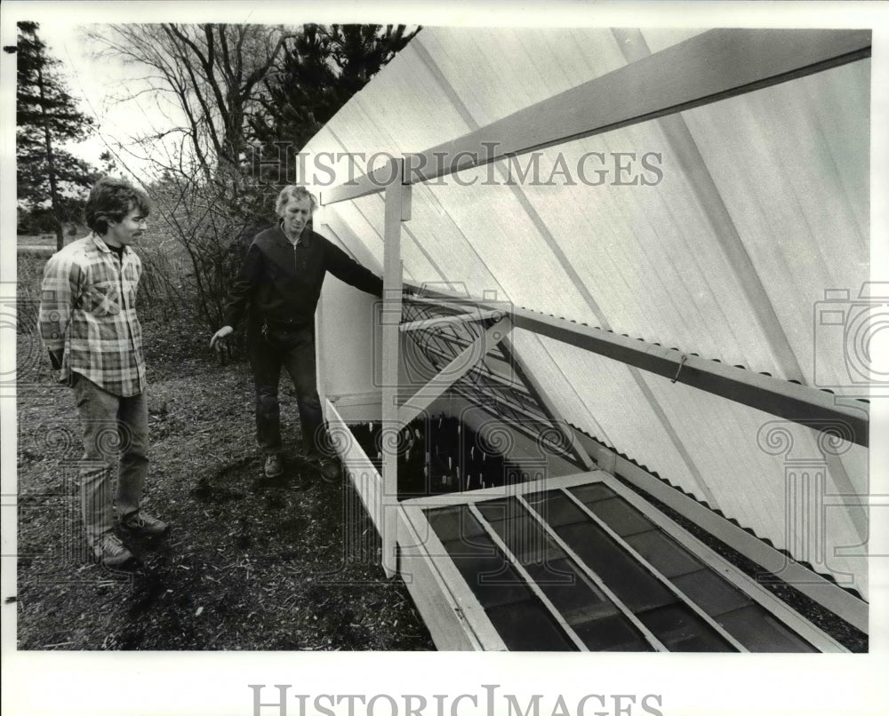 1984 Press Photo Jeff Weber and Henry H Ross at Gardenview Horticulture Park. - Historic Images