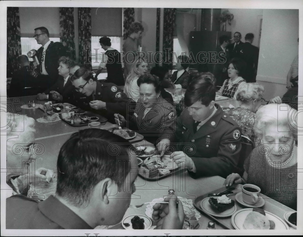 1968 Press Photo Servicemen sit down with Red Cross workers for Turkey dinner - Historic Images