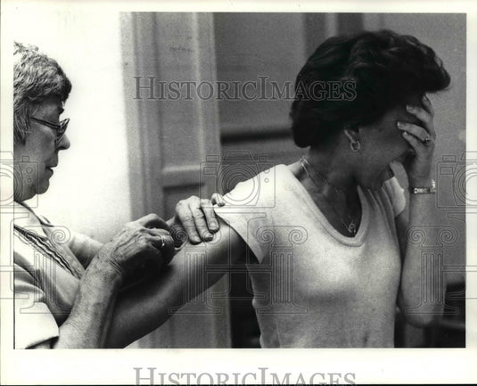 1980 Press Photo Student Wendy Gordon being vaccinated by Nurse Ronnie Rupper - Historic Images