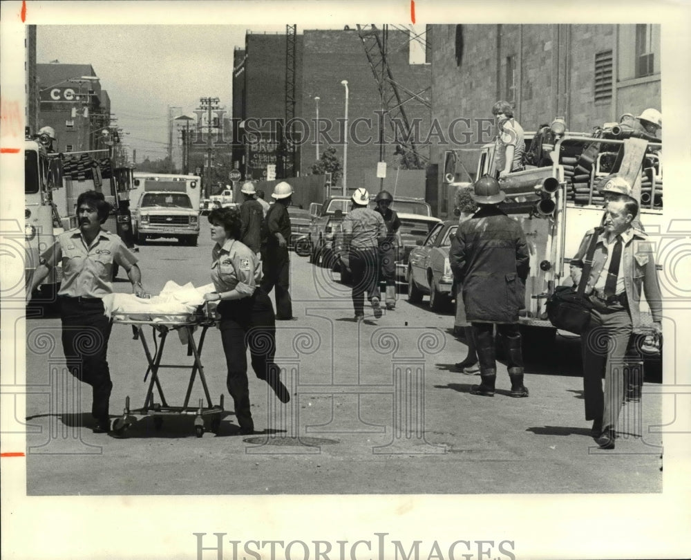 1981 Press Photo C. Meds on the Job at the Med. Building Two Men Hurt - Historic Images