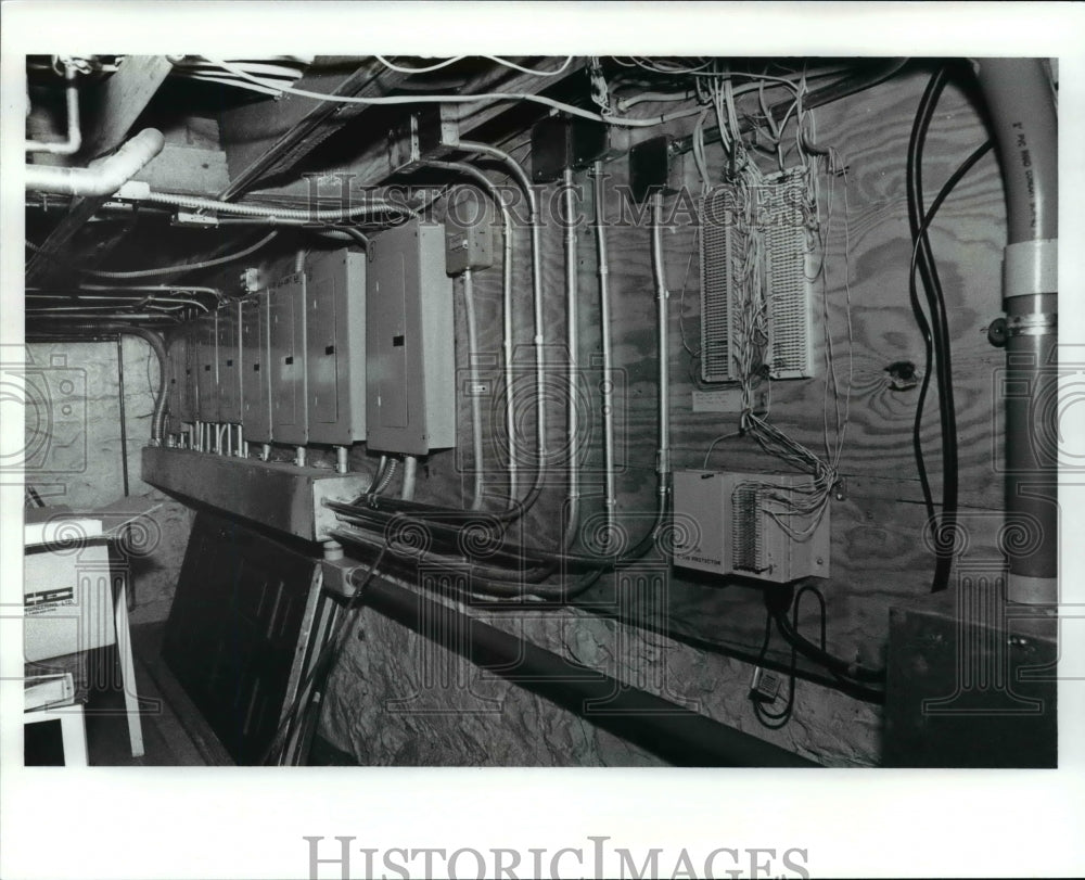 1989 Press Photo Modern electric and telephone lines in the basement - cvb24941 - Historic Images