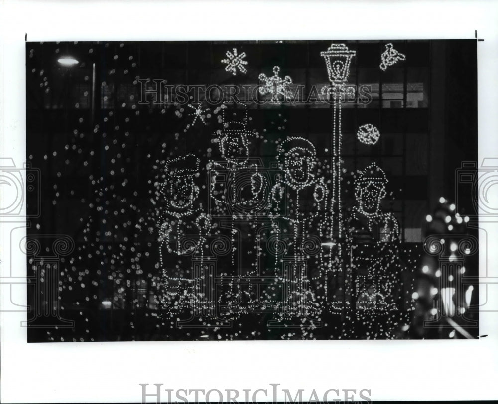 1991 Press Photo Lighted Christmas Carolers On The Public Square Building - Historic Images
