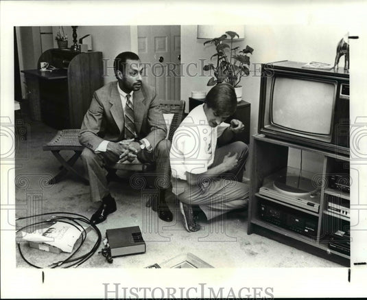 1988 Press Photo: Craig E. Hamilton receives North Coast Cable at the Park. - Historic Images