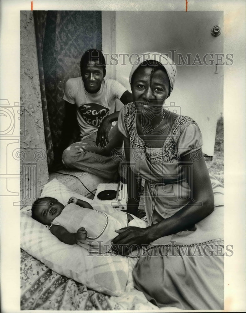 1980 Press Photo A family of Haitian refugees living in the US - cvb24964 - Historic Images