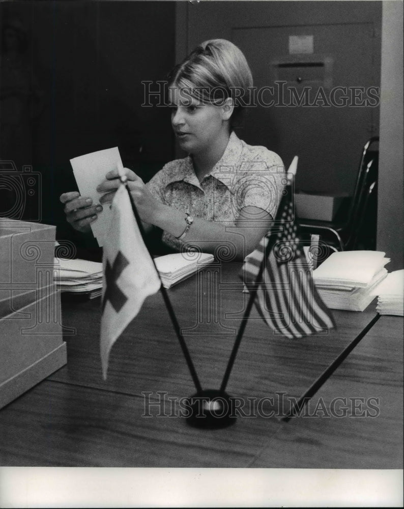 1972 Press Photo Donna Haugh folding papers at the Red Cross office - cvb24970 - Historic Images