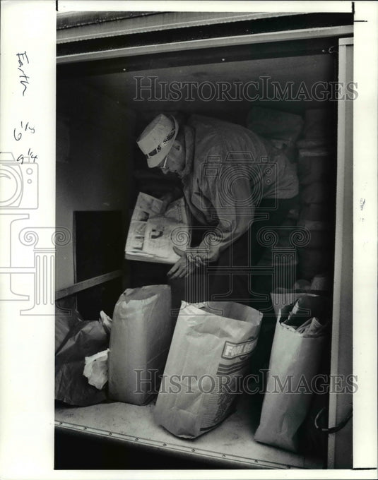 1991 Press Photo Chuck Mallue separates newpapers into bags for recycling - Historic Images
