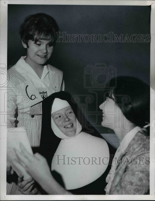 1968 Press Photo Red Cross youth-volunteers, Cleveland Ohio - cvb24977 - Historic Images