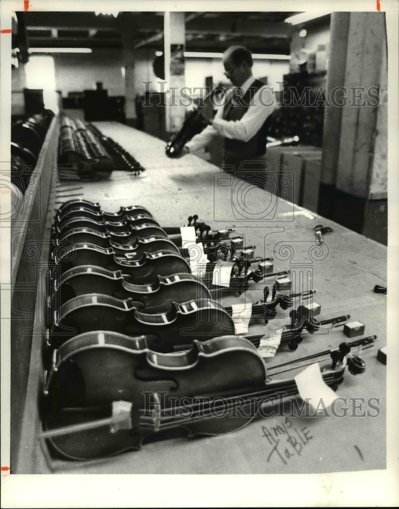 1980 Press Photo James Anderson gives final inspection to violin - cvb24985 - Historic Images