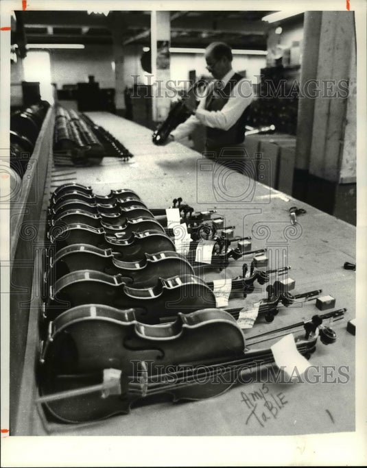 1980 Press Photo James Anderson gives final inspection to violin - cvb24985 - Historic Images