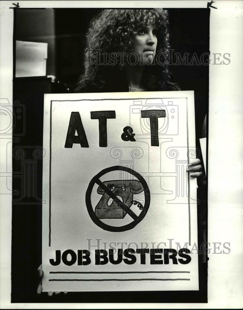 1984 Press Photo Rally-CWA Local 4309 protesting closing of ATT Cleveland off - Historic Images