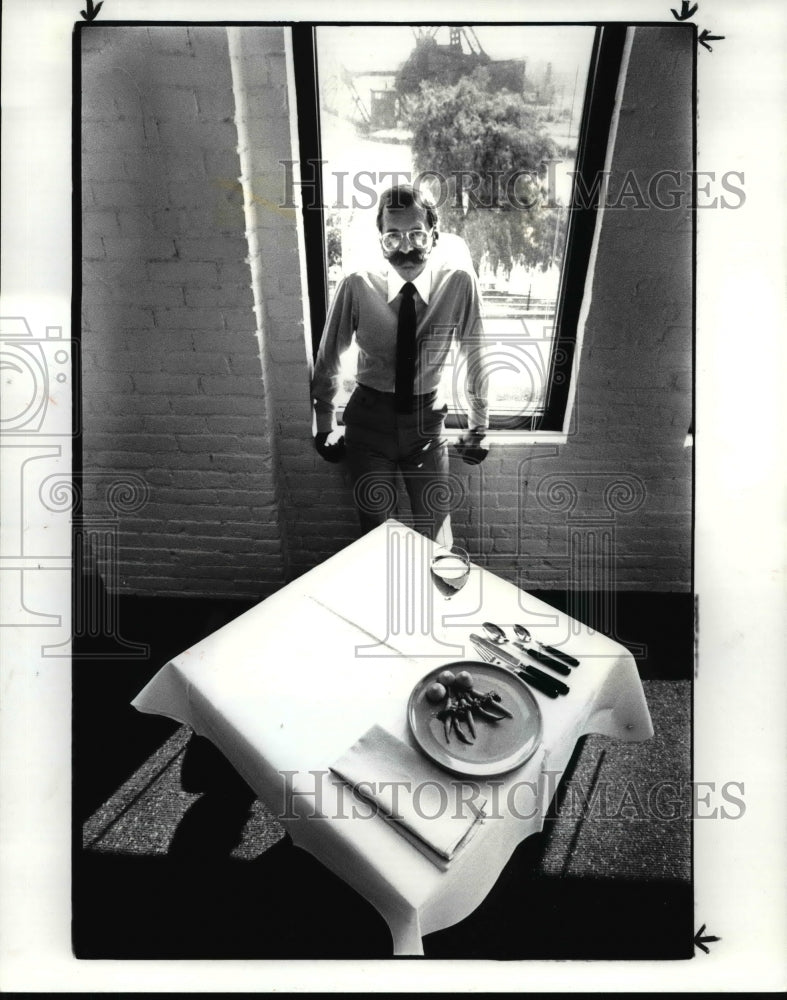 1985 Press Photo Chef Parker Basley and latest creation using baby vegetables - Historic Images